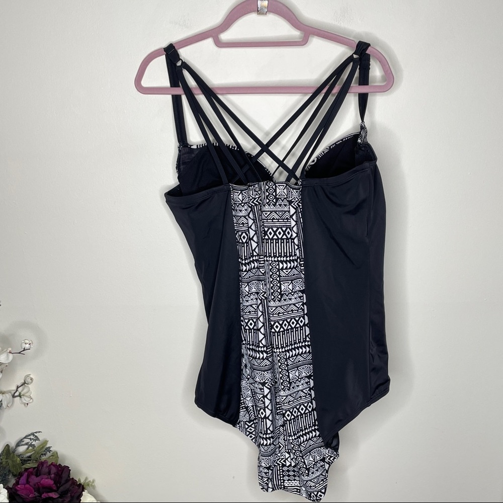Torrid Black & White One Piece Swimsuit Size 3X | Strappy Back Tummy Control - Picture 3 of 5